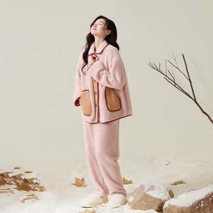 Charmant pyjama rose pour femme-Ultra-doux, chaud et élégant avec bordure marron parfait pour un sommeil d'hiver confortable - Product Image 3
