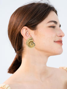 YHL E09 Juego de 2 pendientes de acero inoxidable de color dorado para mujer, pendientes de moda de primavera/verano - Product Image 2