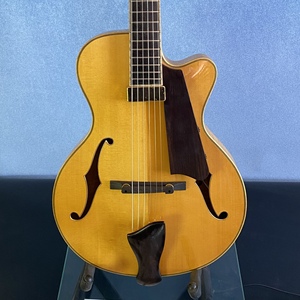 Yunzhi-Guitare <span class=keywords><strong>de</strong></span> jazz Archtop en érable flammé 15 pouces au choix avec corps en épicéa massif et touche en ébène fabriqués à la main - Product Image 1