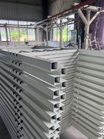Bureaux d'école en métal réglables, confortables, durables et écologiques avec chaises à plateau en bois pour les cours de soutien scolaire des élèves du collège