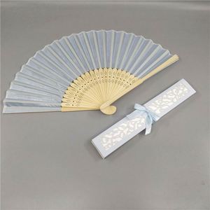 Abanico de Mano Personalizado para Boda con Tela, Artesanía Elegante de Bambú para Bodas - Product Image 4