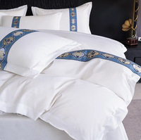 Ensemble de literie d'hôtel quatre pièces en mélange polyester-coton, satin brossé trois points, respectueux de la peau, teinture réactive, personnalisable, blanc