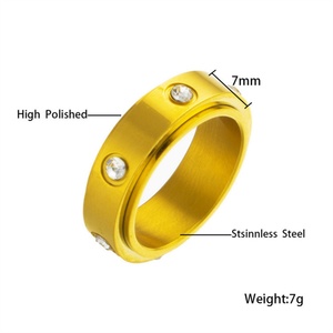 Vente en gros de bijoux minimalistes, anneaux de doigt en acier inoxydable plaqué or fin avec charme en zircon, pour femmes et hommes - Product Image 4