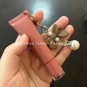 ISMAN Venta al por mayor Tubo de brillo labial exprimible de 15ml con orificio para llavero, envase vacío para esencia labial en tonos marrón y rosa, para colgante de lazo y cuentas - Product Image 3