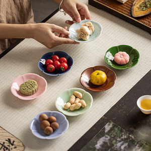 Plato de cerámica con forma de flor, mini plato de porcelana con diseño de nube auspiciosa de seis pétalos para té, postres, frutas y fiestas. - Product Image 1