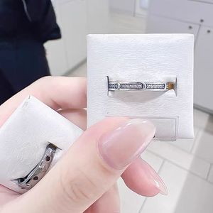 Anillo <span class=keywords><strong>de</strong></span> joyería <span class=keywords><strong>de</strong></span> alta gama para mujer, con diseño <span class=keywords><strong>de</strong></span> hoja caída rosa y circonita, con cadena plateada, para fiesta, <span class=keywords><strong>de</strong></span> fabricante mayorista, Panjia Outlet HS - Product Image 2