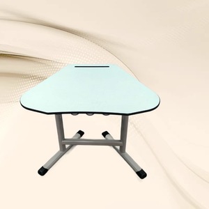 Escritorio Escolar Moderno con Superficie de Plástico Azul, Escritorio Duradero en Forma de Abanico para Estudiantes - Product Image 1