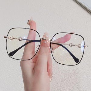 Lunettes anti-lumière bleue Yc5029 C1 carrées en métal, verres plats, lunettes de soleil tendance unisexe, monture moyenne, adaptées aux visages ovales - Product Image 3