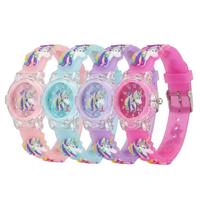 Montre analogique à quartz classique personnalisée avec motif de licorne de dessin animé, bracelet en PVC souple lumineux