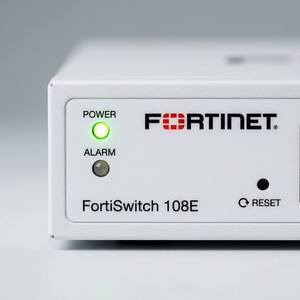 Fortinet FC-10-W04HE-934-02-12 <span class=keywords><strong>FortiWeb</strong></span>-<span class=keywords><strong>400E</strong></span> Pack Standard 1 an en stock Débit de 6 Gbps 16 sessions - Product Image 3