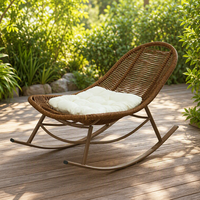 Fauteuil à bascule moderne en rotin PE avec structure en fer, anti-rouille, ergonomique et robuste pour jardin, cour, balcon et terrasse – Vente en gros