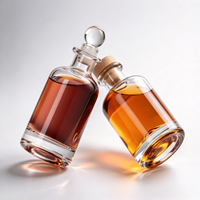 Bouteilles en verre transparent avec liquide rose et ambré pour whisky, brandy, vodka, tequila et présentation à domicile