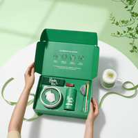 Boîte postale personnalisée à fermeture rapide auto-adhésive en matériaux recyclés, avec doublure en éponge, gaufrage et pelliculage mat, à ouverture facile.
