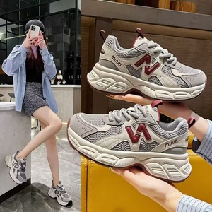 รองเท้ากีฬาลำลองระบายอากาศสำหรับผู้หญิง รองเท้าวิ่งใส่สบาย กันลื่น แฟชั่นใหม่ สไตล์รองเท้าผ้าใบสำหรับเดิน - Product Image 6