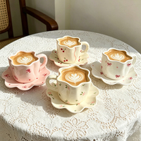 Ensemble de vaisselle en céramique ondulée à motif floral et nœud cerise, avec assiette et tasse étoile rose à bords festonnés irréguliers, pour le petit-déjeuner, le thé de l'après-midi et la maison