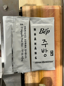 Paquete de toallitas húmedas de limpieza de viaje suaves no tejidas desechables de una sola pieza con estampado personalizado para limpieza de restaurante - Product Image 2