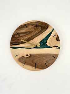 Horloge murale rustique en résine et en bois avec des éléments en bois naturel, des détails faits à la main et un style moderne élégant - Product Image 2