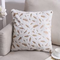 Housse de coussin carrée en peluche moderne à double face avec motif de plumes dorées pour canapé de maison, bureau, style transfrontalier