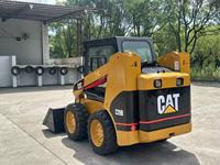 Mini-chargeuse sur pneus Caterpillar Japon, fonctionnement fiable, excavation efficace, travaux de construction lourds