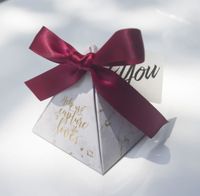 Luxuriöse Marmor-Pyramiden-Geschenkbox mit Goldfolienband für Hochzeitspartys, Süßigkeiten- und Schokoladenverpackung 7,5x7,5x7,5cm