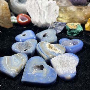 Cœurs en agate bleue géode, figurines en cristal naturel de qualité supérieure, très demandés, pour cadeaux de mariage et cadeaux de fêtes - Product Image 1