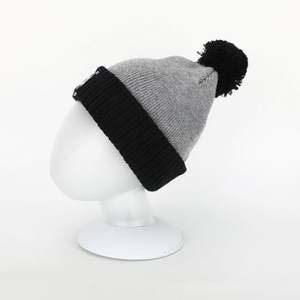 Gorro de Invierno Negro de Alta Calidad, Nuevo, sin Visera, Ajustado para Adultos, Cálido y Cómodo, Gorro de Punto con Parche - Product Image 1