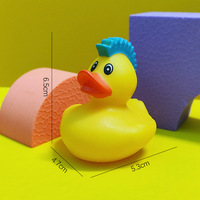 Vente directe d'usine de canard en PVC écologique en forme de mouton canard en caoutchouc souple jouets canard en caoutchouc de bain grinçant pour les enfants
