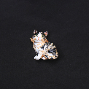 Broche de cristal vintage con diseño de gato rayado, insignia de animal esmaltada de gato Ragdoll con traje naranja, accesorio para bufanda - Product Image 3