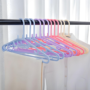 Appendiabiti in Plastica Personalizzati per Negozi di Abbigliamento - Ganci Antiscivolo e Senza Cuciture per Acquisti all'Ingrosso - Product Image 1