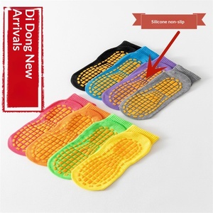 Chaussettes antidérapantes et anti-frottement pour <span class=keywords><strong>trampoline</strong></span> pour enfants, chaussettes de yoga pour usage intérieur à la maison, option logo personnalisé, matière polyester/coton - Product Image 2