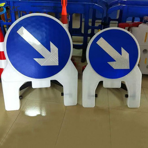 Señal <span class=keywords><strong>de</strong></span> tráfico <span class=keywords><strong>de</strong></span> tablero <span class=keywords><strong>de</strong></span> flecha LED solar para seguridad vial para trabajos <span class=keywords><strong>de</strong></span> construcción y guía direccional - Product Image 1
