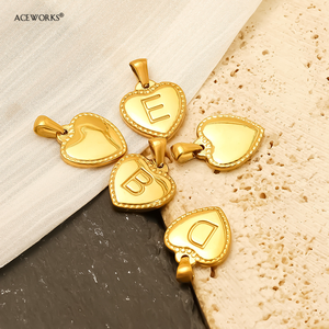 Colgante con inicial de corazón estilo Milgrain |   Colgante de Letra del Alfabeto de Doble Cara, Chapado en Oro PVD de 18K, en Acero Inoxidable |   Resistente al agua y duradero - Product Image 3