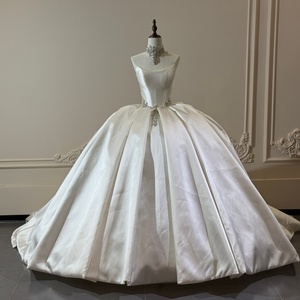 XS302 Vestidos de Novia Modernos y Tradicionales con Escote Redondo, Apliques Florales de Cristal, Largos hasta el Suelo, Estilo Imperio Real, con Corsé para Mujer - Product Image 1