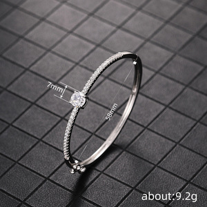 Bracciale minimalista di lusso leggero per donna, elegante gioiello da polso per l'uso quotidiano - Product Image 3