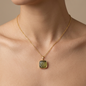 Collar con colgante de moldavita sin cortar y cojín natural, collar con colgante de piedras preciosas en bruto, collar con Colgante de Piedra curativa minimalista - Product Image 2