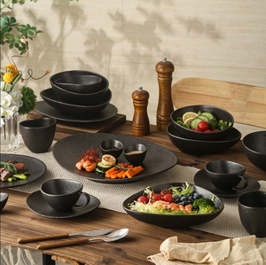 Service de vaisselle en céramique noire mate de style japonais, forme irrégulière, assiettes à sushi, assiettes à pâtes, assiettes à salade et coupelles à sauce, sur mesure pour restaurant - Product Image 1