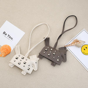 Benutzer definiertes Logo New Rivet War Horse Bag Anhänger PU Handmade Horse Creative Car Anhänger - Product Image 3