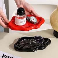 Plateau à bijoux décoratif en céramique fait main en forme de nuage irrégulier, plat de présentation créatif esthétique INS noir et rouge pour le rangement des bijoux