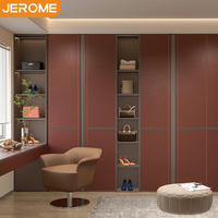 Armoire de chambre moderne haut de gamme sur mesure Jerome Factory avec rangement intégré, portes en cuir et tiroirs