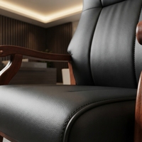 Chaise de bureau classique en cuir avec accoudoirs en bois massif, chaise d'invité à dossier haut pour salle de réunion de direction