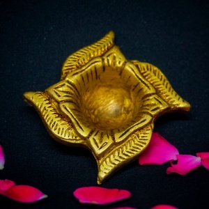 Latón Diya FORMA DE esvástica precio al por mayor colección producto vintage Diya Deepak en precio a granel - Product Image 3