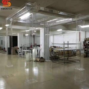 โครงสร้างอะคริลิกใสทรงสี่เหลี่ยมสำหรับงานแต่งงาน แบบมัลติพิลาร์ ใช้เป็นฉากหลังสำหรับงานแต่งงานริมชายหาดหรือสนามหญ้า - Product Image 2