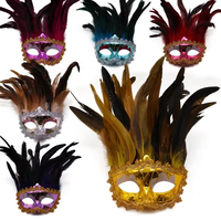 Masque en dentelle dorée métallique à plumes vénitiennes, multicolore en stock pour Halloween et le carnaval