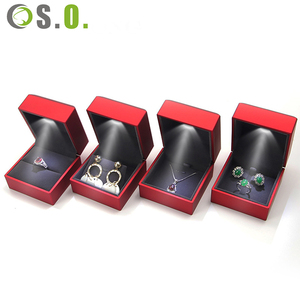 Caja de joyería de plástico con luz LED y logotipo personalizado en rojo dorado, cajas de embalaje para joyería de diseño moderno y elegante. - Product Image 5