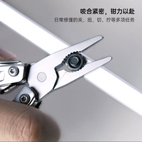 Pince multifonction pliable en acier inoxydable avec lame dentelée, mini-couteau, tournevis et ciseaux pour le camping et les situations d'urgence en extérieur