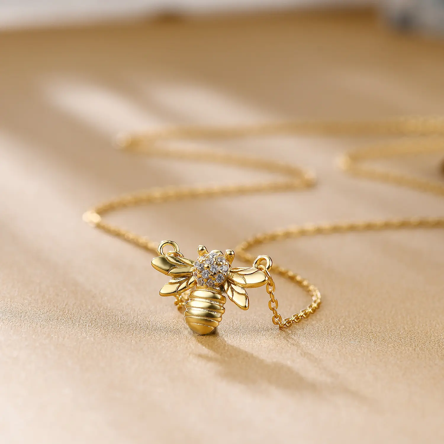 سحر الاسترليني قلادة فضية الحشرات مجوهرات هدايا للنساء مكعب زركونيا جزءا لا يتجزأ من الذهب اللون تحلق تلعثم نحلة قلادة