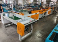 Petite machine automatique à grande vitesse pour la fabrication et la fermeture de sacs en PE, polyéthylène et plastique bio avec fermeture éclair, à prix compétitif