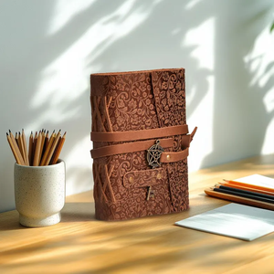 สมุดบันทึกหนังลายนูนลายดอกไม้ทำมือ กระดาษขอบหยักไม่ได้เส้นบรรทัด สมุดโน้ตสไตล์วินเทจ ของขวัญสำหรับศิลปิน - Product Image 1