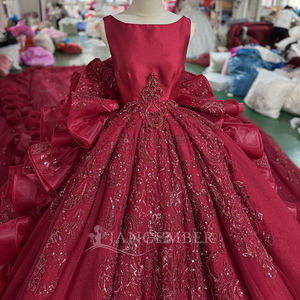 Vestido de Novia Moderno Rojo con Cuentas y Lentejuelas, Escote Corazón, Cola Capilla, Largo hasta el Suelo, 100% Poliéster, para Novia - Product Image 4