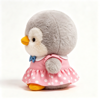 Peluche pingouin gris mignon et moelleux, vêtu d'une robe à pois avec un nœud bleu, jouet en peluche pour enfants, cadeau pour enfants, peluche pingouin